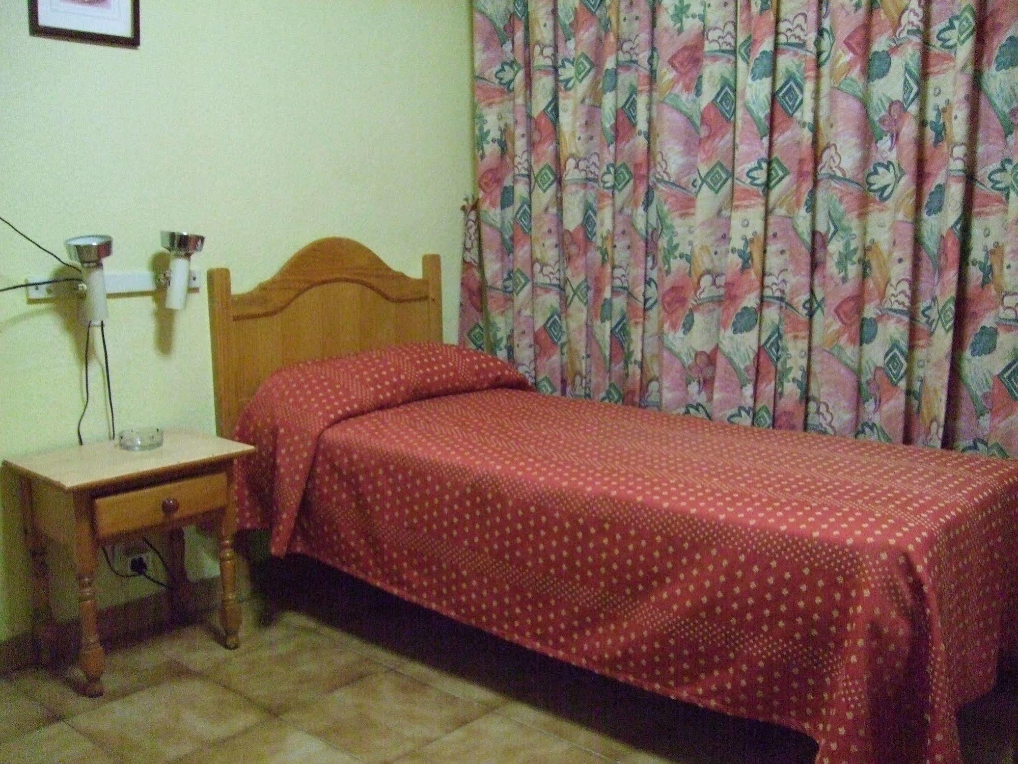 Hostal Jacinto 알칼라데에나레스 외부 사진